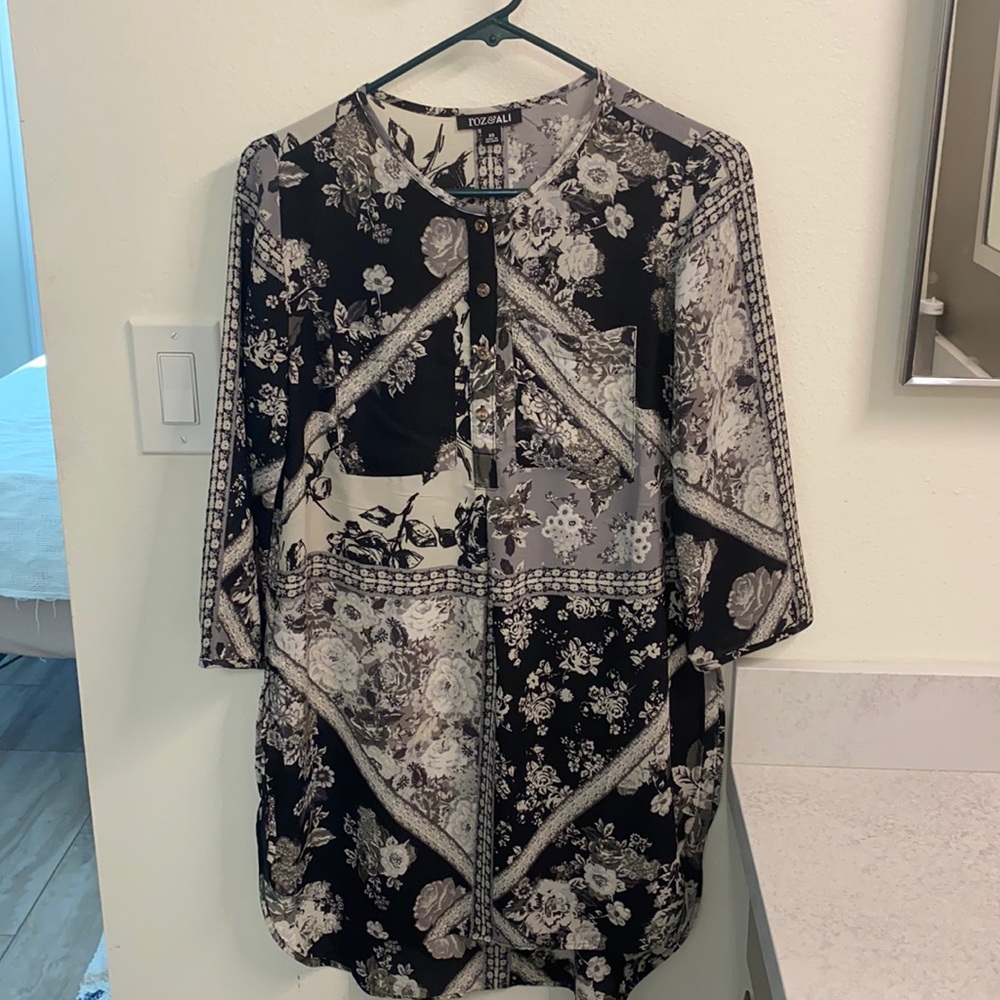 Roz&ALI black and white tunic LIKE NEW